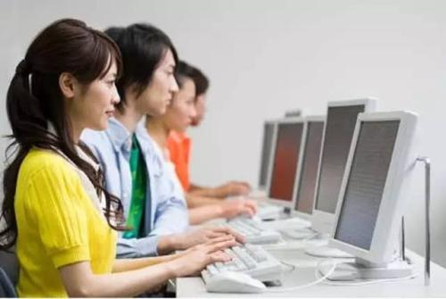 经常面对电脑会出现脱发的问题吗？