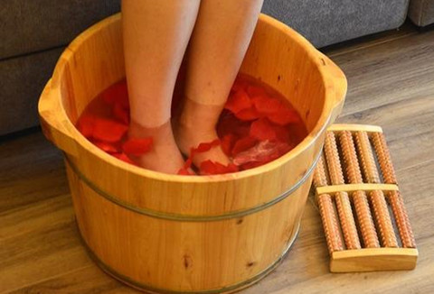 泡脚时在水里加一物有神奇的祛痰效果哦