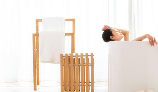「精油」眼镜水肿怎么办呢？欧皇丝袜告诉你怎么消肿
